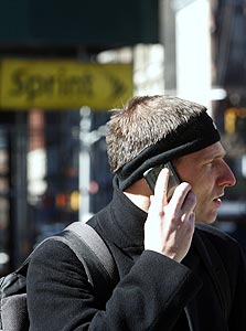 הסלולרי דוחק יותר ויותר את רגלי הטלפון המסורתי , צילם: בלומברג