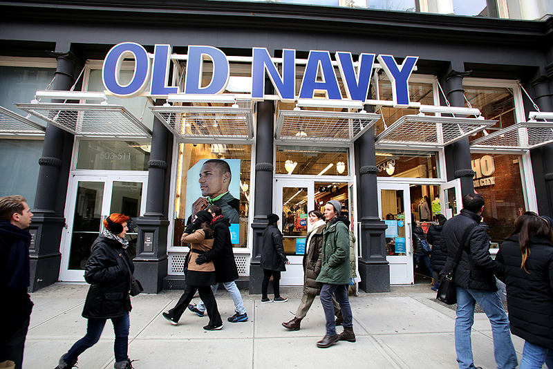 ניו יורק: דורגה ראשונה. אפשרויות שופינג בלתי מוגבלות, כולל חנויות של בלומינגדיילדס, בארני'ס, אולד נייבי (בתמונה) וברגדורף גודמן