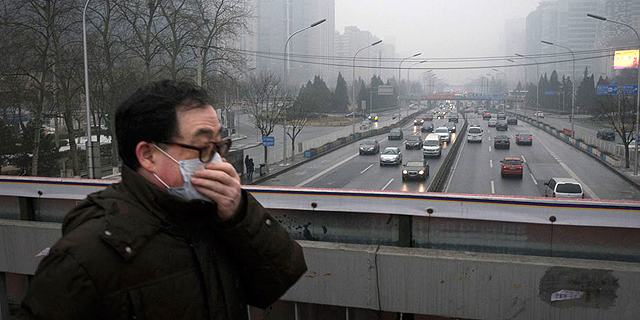 מצמצמים זיהום: הסינים יטילו קנסות כבדים על מעשנים במקומות ציבוריים