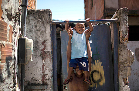 ילד בפאבלה בברזיל. פיפ"א לא מעבירה כסף, צילום: איי פי