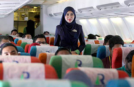 דיילת מוסלמית חברת תעופה מלזיה ריאני אייר Rayani Air, צילום: איי אף פי