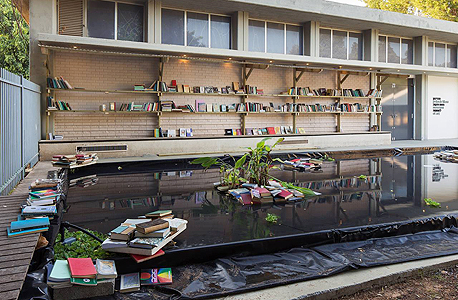 "ספרים, נהר עמוק, אלוהים" של אביטל גבע. טפילים בבריכה