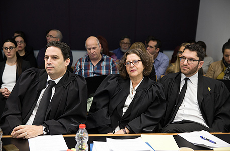 מימין: עוה"ד מאור ברדיצ'בסקי, חנה קורין ועמית בכר מהפרקליטות