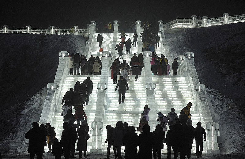 זהירות, אפילו המדרגות עשויות מקרח, צילום: tao zhang / demotix