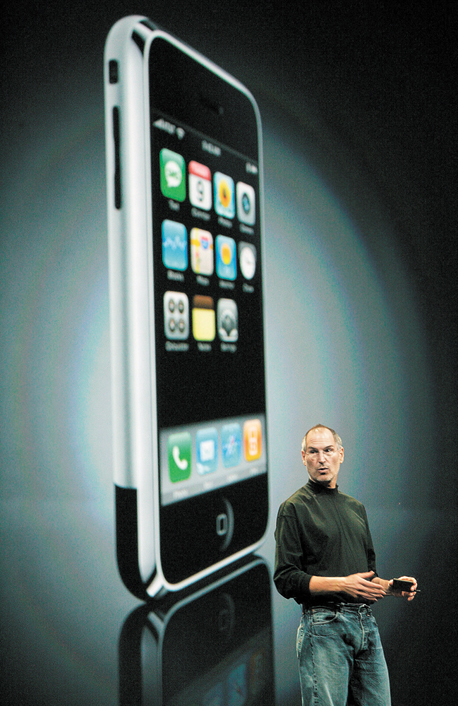 סטיב ג'ובס מציג את האייפון הראשון. זה היה הפספוס הגדול של כריסטנסן, שחזה כי סמארטפון של אפל יהיה כישלון