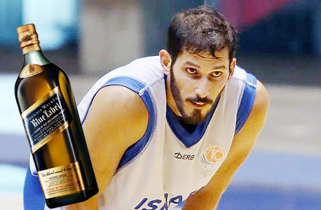 עומרי כספי ובקבוק הג'וני ווקר עומרי כספי ובקבוק הג'וני ווקר