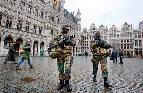 שוטרים בבריסל. מתקפת הטרור בפריז בחודש נובמבר הובילה לגל עולמי של חששות, צילום: איי פי