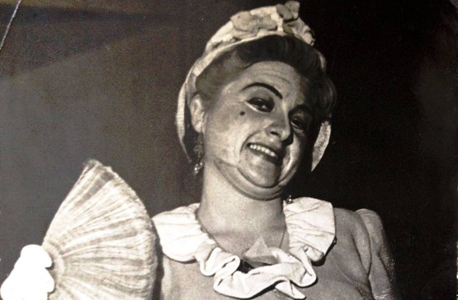 דבורה קידר בתפקידה הראשון בהצגה "הילד המושחת" בתיאטרון 'המטאטא'. ההתרגשות נשארה