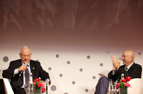 נשיא המדינה, רובי ריבלין ויואל אסתרון מו"ל כלכליסט בוועידת התחזיות 2016