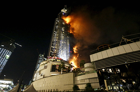האש אופפת את מלון אדרס בדובאי, צילום: רויטרס