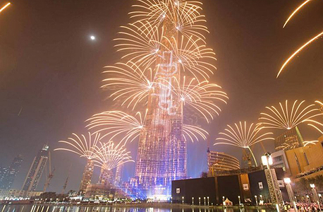 זיקוקי דינור לקראת השנה החדשה 2016 בדובאי