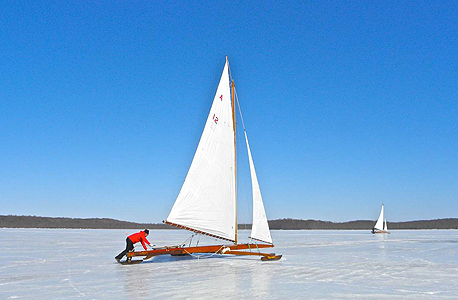 מפרש על הקרח. נראה כמו סכין ענקית יותר מאשר כמו סירה