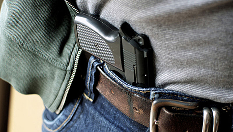 אקדח של אזרח. יש פרוצדורה מול הרשויות לקבלת רישיון, צילום: שאטרסטוק