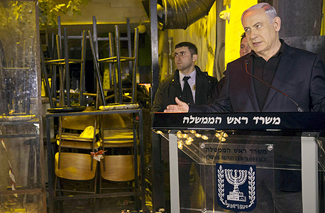 ראש הממשלה בנימין נתניהו ביבי נואם בזירת ה פיגוע ב תל אביב, צילום: רויטרס