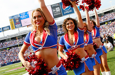 מעודדות הבופאלו בילס. כל מעודדת שעבדה בקבוצה מאפריל 2008 תוכל לתבוע את הקבוצה על שיפור השכר