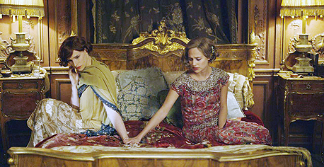 אדי רדמיין ואליסיה ויקנדר ב"הנערה הדנית". לספר את הסיפור דרך עדשה של אהבה ונישואין