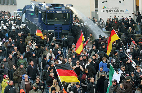 הפגנה של פעילי ימין קיצוני בקלן, גרמניה, בשבוע שעבר, צילום: אי פי איי