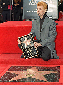 הזמר הבריטי דיוויד בואי ליד הכוכב שלו בלוס אנג'לס (1997)