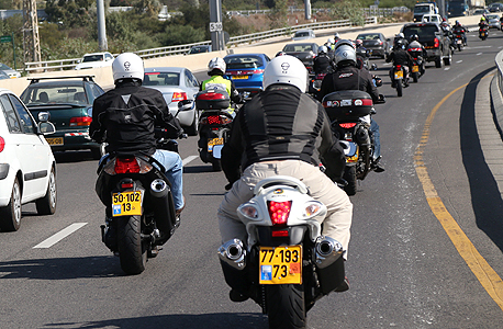 אופנועים בנתיבה תחבורה ציבוריים