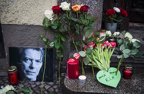 פרחים ליד מקום מגוריו לשעבר של דיוויד בואי בברלין, צילום: איי אף פי