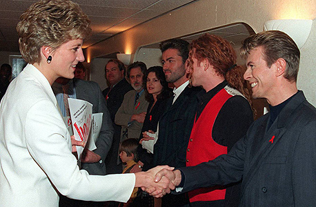 דיוויד בואי לוחץ את ידה של הנסיכה דיאנה, 1993