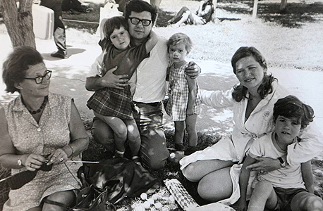 1970. אסתר ברק, בת חמש, עם אביה אהרן, אחותה מיכל, אמה אלישבע והסבתא מרים אוסוסקין