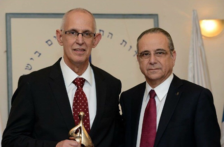 רק אתמול העניק נשיא התעשיינים שרגא ברוש (מימין) את פרס התעשייה לאריק שור 