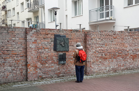 שריד של חומת גטו ורשה 