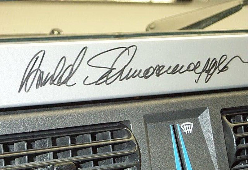 החתימה של שוורצנגר בלוח המחוונים, צילום: Texas Auto Direct