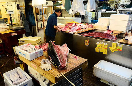 שוק הדגים בטוקיו. כ-90 אלף מסעדות