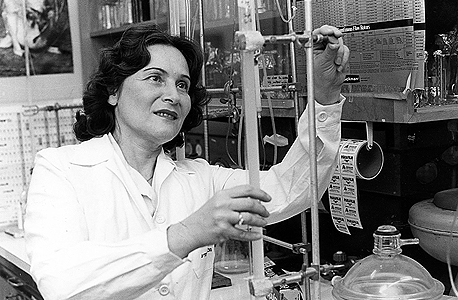רות ארנון ב-1962, צילום: מכון ויצמן למדע