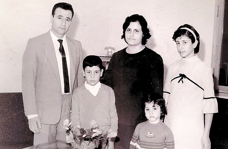 1972. מסעד ברהום בן ה־12 (במרכז) עם אחיותיו מרלן ורינה, והוריו רוזט והאני, בבית בשפרעם