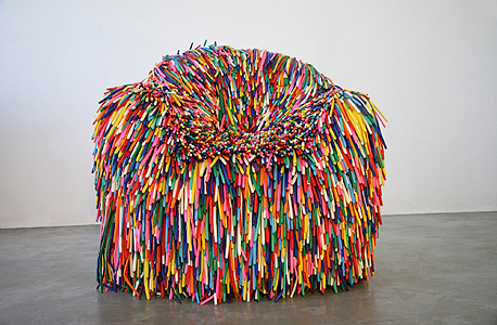 כיסא מסדרת Happy Material, עשוי בלונים, שהוצג במוזיאון קופר־יואיט בניו יורק