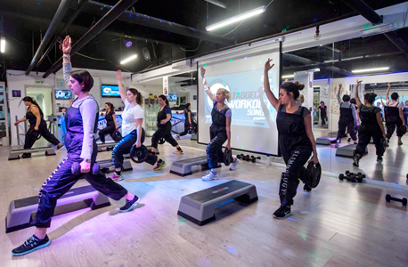 חליפות מיוחדות וסטים אינטנסיביים לצלילי מוזיקה חזקה