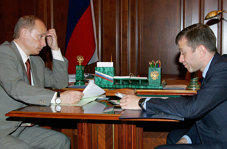 רומן אברמוביץ' (מימין) בפגישה עם נשיא רוסיה פוטין