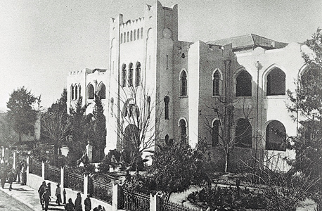 ערכים חלופיים &gt; המבנה הציבורי הראשון שהוקם בתל אביב כבר ב־1909 לא היה בית כנסת אלא גימנסיה הרצליה ברחוב הרצל