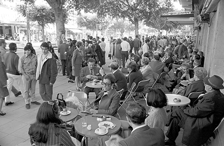 מבלים במלחמה ויוצאים למחאה > 1970, עוד יום שגרתי בקפה רוול בדיזנגוף, הרחוב שהעלה על נס את ההנאה והבילוי כערכים לגיטימיים ואפילו רצויים;, צילום: דוד רובינגר