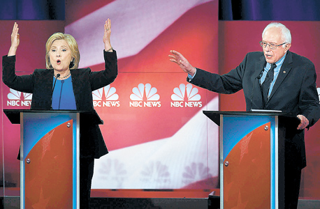 סנדרס והילרי קלינטון בעימות טלוויזיוני לפני שבועיים. "בקמפיין של קלינטון אומרים שאני לא יכול לנצח את הרפובליקאים. זה פשוט מאוד לא נכון" , צילום: איי אף פי