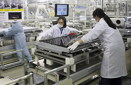 ייצור מסכים במפעלי שארפ. נשארה היפנית העצמאית היחידה בתחום, צילום: בלומברג