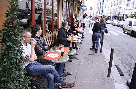 בית קפה בפריז. כל בנייה חדשה תכלול שטחים מסחריים הפונים לרחוב