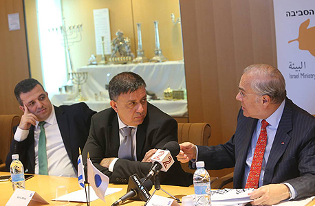 מימין: מזכ"ל ה OECD אנחל גורייה השר להגנת הסביבה אבי גבאי ו שגריר ישראל ל OECD כרמל שאמה הכהן, צילום: אלכס קולומויסקי