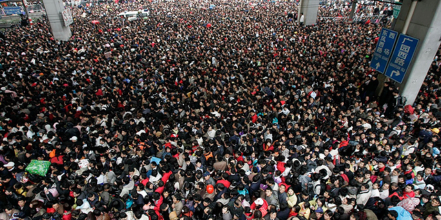 צפו בתמונות: 100 אלף סינים נתקעו בתחנת הרכבת