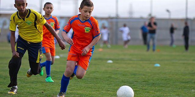 לשחק או לנצח? ביטול הטבלאות בליגת הילדים בכדורגל מעורר שאלות על חינוך לספורט 
