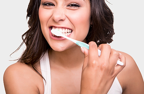 Sharing a toothbrush (illustration). Photo: Shutterstock
