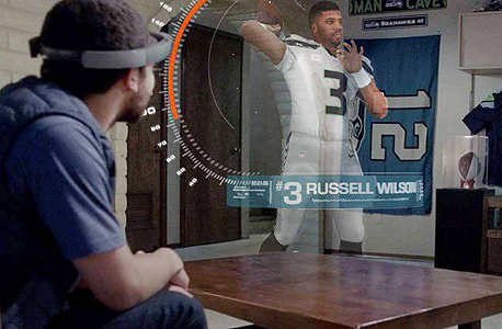 הדגמה משקפי מציאות מוגברת הולולנס של מיקרוסופט על פוטבול NFL hololens 