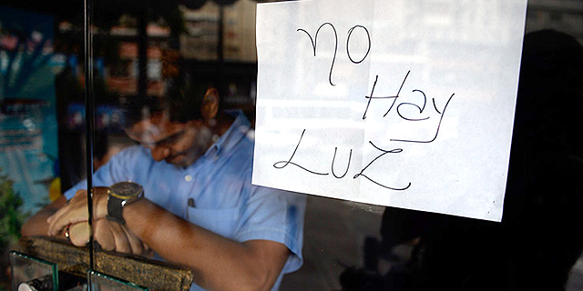 הפסקות חשמל בוונצואלה. בשלט כתוב "אין אור", צילום: איי אף פי