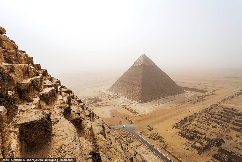 התמונות של שישילסקי מפירמידת גיזה. במרחק נראית פירמידת חפארו, צילום: Andrej Ciesielski