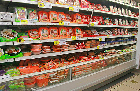 מדפי בשר מעובד ב סופרמרקט, צילום: דנה קופל