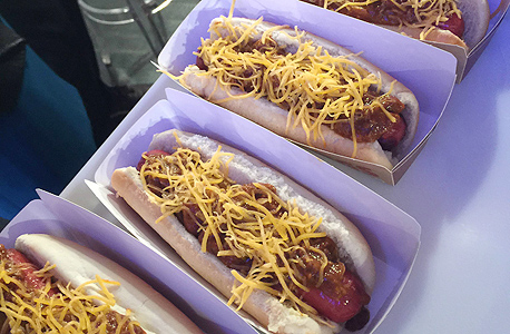 נקניקיות ברגר קינג הוט דוג בתוספת גבינה וצ'ילי chili cheese hot dog, צילום: איי פי