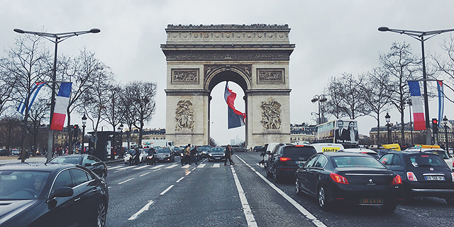 רוצים אוויר נקי בפריז: יום בחודש תיאסר כניסת מכונית לשאנז אליזה 